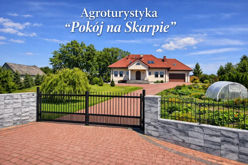 Dom na tle błękitnego nieba