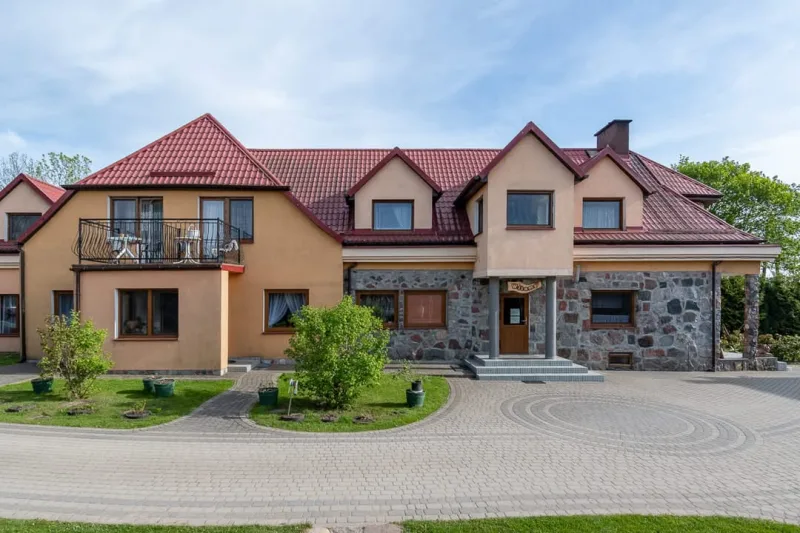 widok na front domu