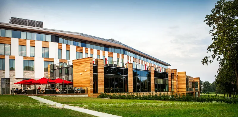 hotel, z przodu zieleń