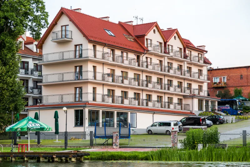 zdjęcie budynku hotelowego od strony jeziora