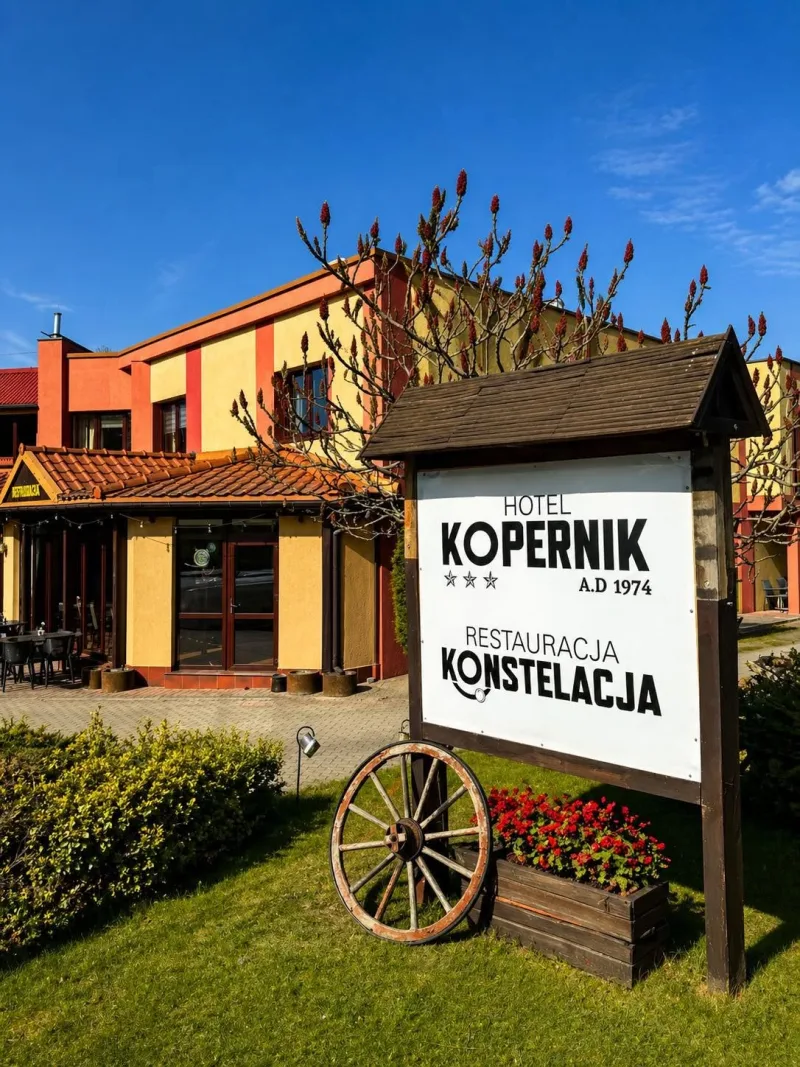 Budynek hotelowy i tablica z nazwą hotelu i restauracji