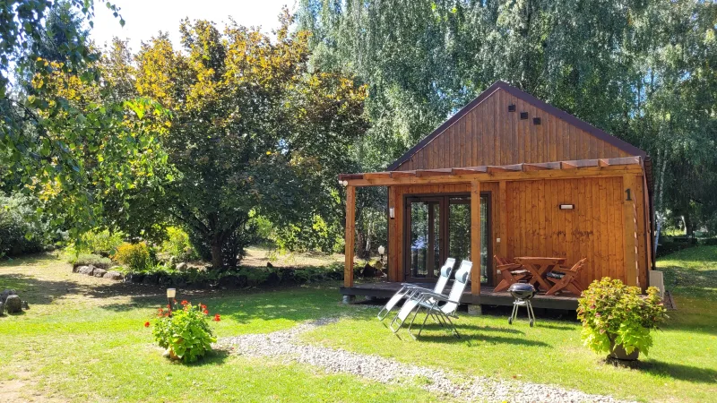 drewniany domek, leżaki, grill w ogródku