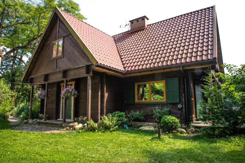 drewniany dom z zielonymi okiennicami