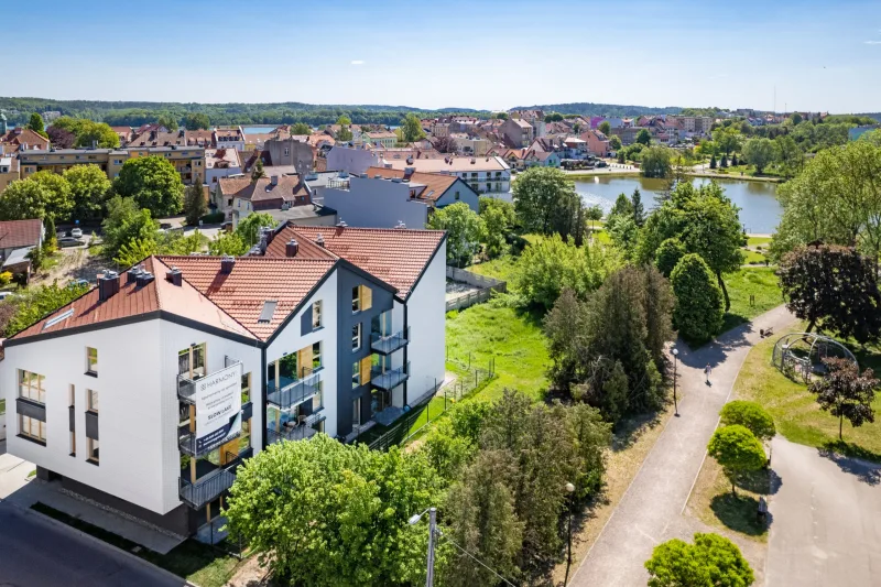 widok z lotu ptaka na obiekt noclegowy, miasto Mrągowo oraz dwa jeziora w tle