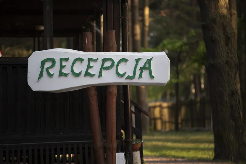 znak z napisem recepcja na jednym z domków ośrodka