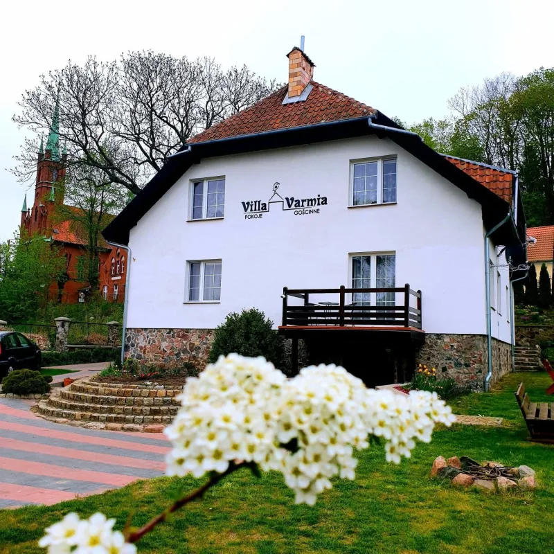 Budynek mieszkalny, w tle kościół