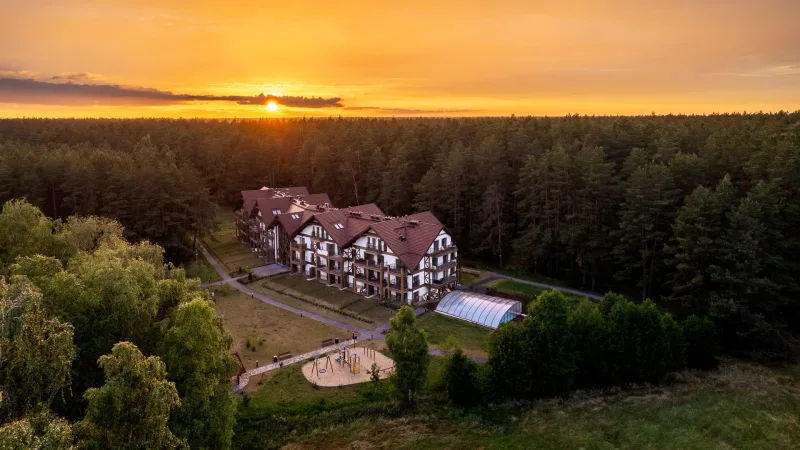 Bydynek z apartamentami z lotu ptaka o zachodzie słońca